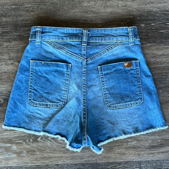 ROXY High waisted button down denim cut off shorts. Size 27. - Picture 3 of 4